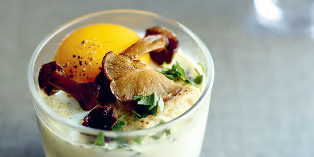 Ouă coapte cu brie și ciuperci