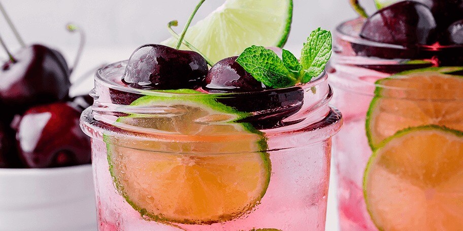 Limonadă de lime cu cireșe și mentă
