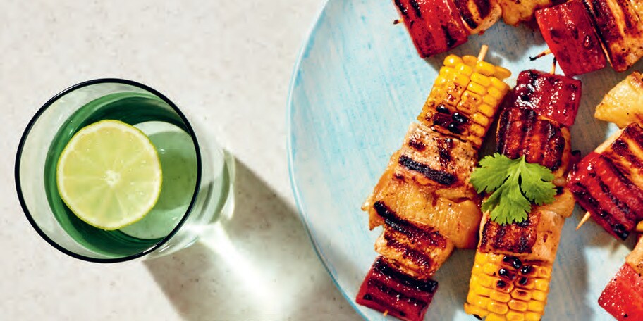 Frigărui cu legume, pui și pepene, salsa de pepene roșu