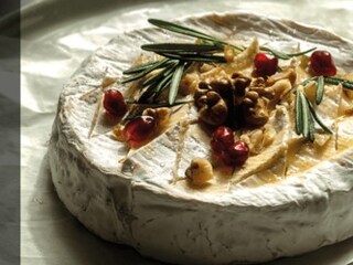 Camembert la cuptor cu toast și rozmarin