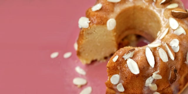 Tort Bundt, cu migdale și amaretto