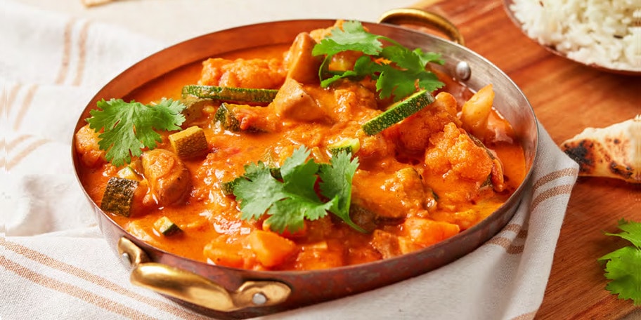 Curry vegetarian cu orez basmati și pâine naan