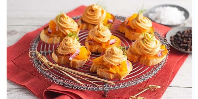 Canapè cu Paté de Somon Rio Mare, portocală, ceapă verde și mărar