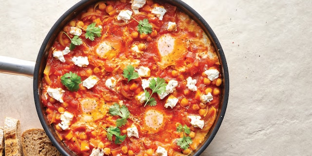 Shakshuka cu năut și brânză de capră
