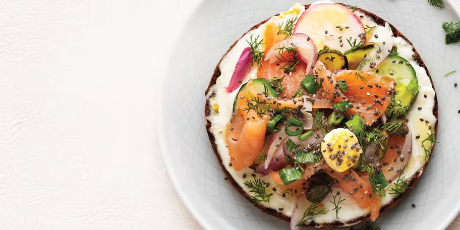 Tartine cu somon afumat și cremă de brânză