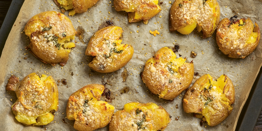 Cartofi zdrobiți, la cuptor, cu unt, usturoi și parmezan
