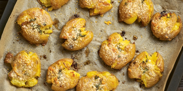 Cartofi zdrobiți, la cuptor, cu unt, usturoi și parmezan