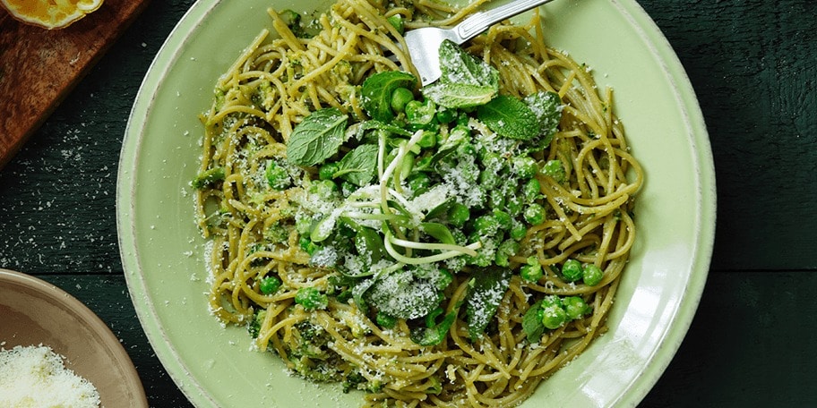 SPAGHETE CU PESTO DE BROCCOLI, MENTĂ ȘI MAZĂRE