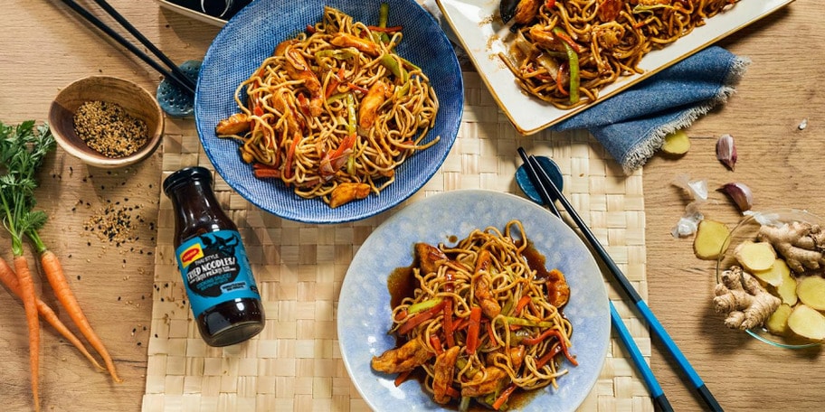 Tăiței prăjiți cu pui în stil thailandez