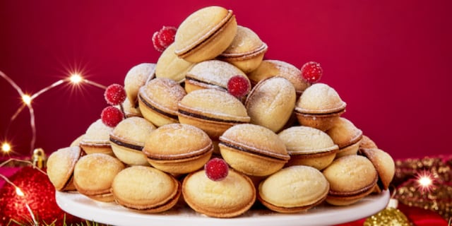 Nuci umplute cu cremă de ciocolată